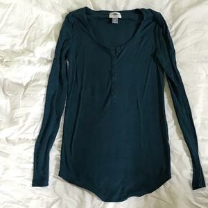A long sleeved blue top